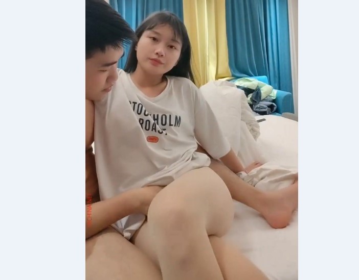 新来的清纯小妹妹全程露脸跟她的男友性爱啪啪口交大鸡巴让小甜逼各种姿势抽插把
