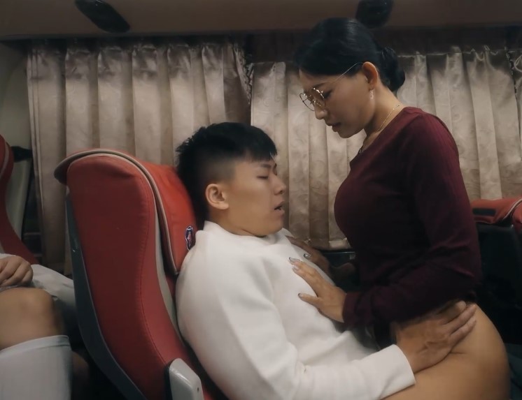 MD-0363 Secret sex on a bus, suppressing moans of pleasure